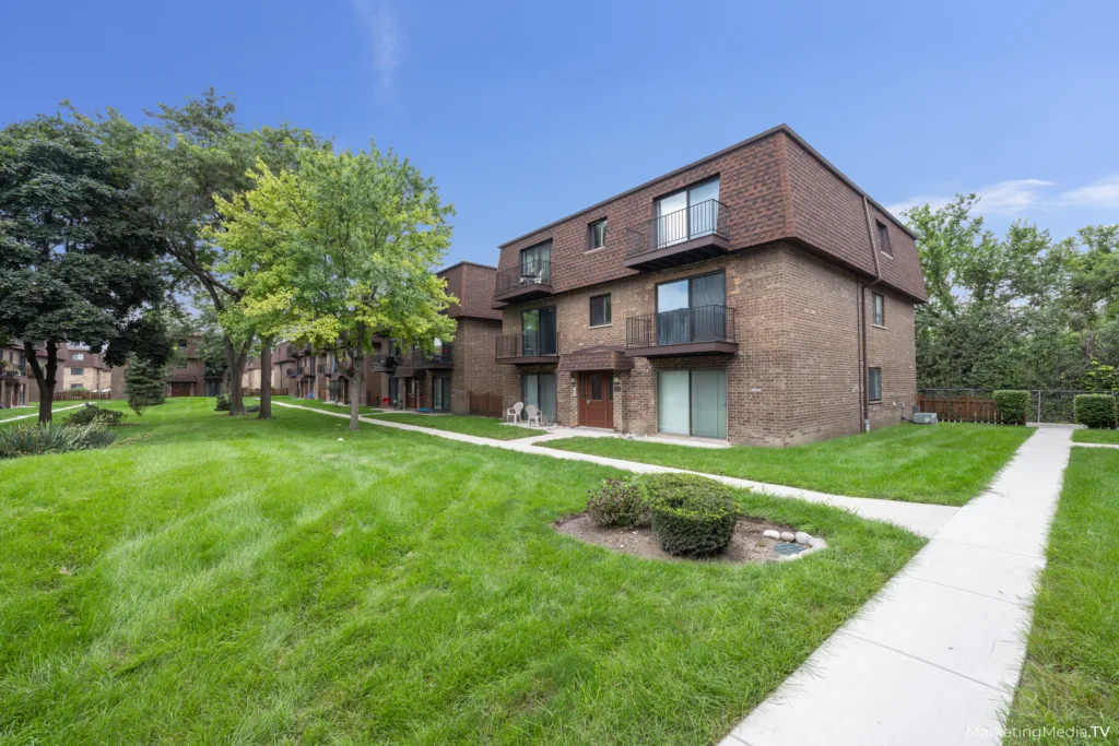 9818 Bianco Terrace 3F, Des Plaines, IL — gallery photo 2
