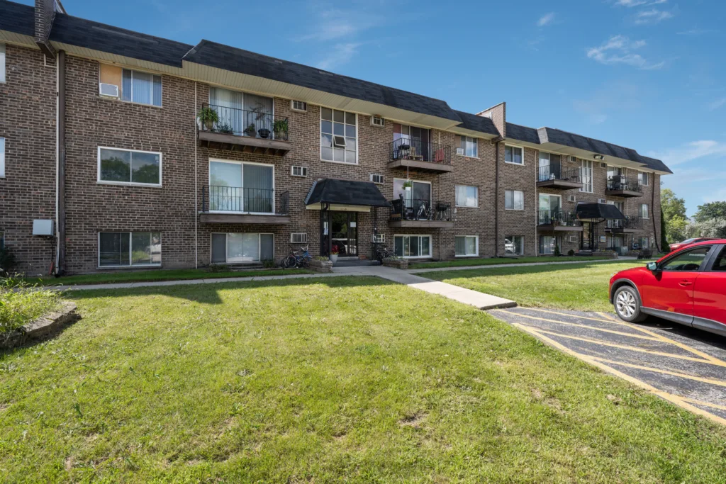 215 Hale St Apt 9B, Addison, IL 60101